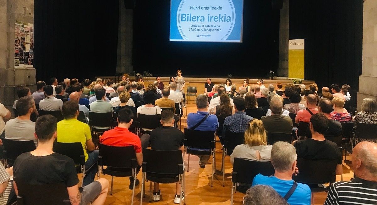 120 lagunetik gora bildu ziren Udal Gobernuak eragileekin egindako bilera irekian