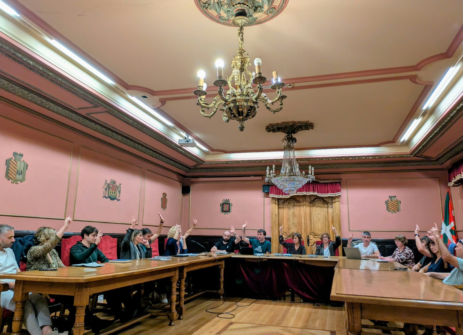 2027ko zerga ordenantzei hasierako onarpena eman die udalak