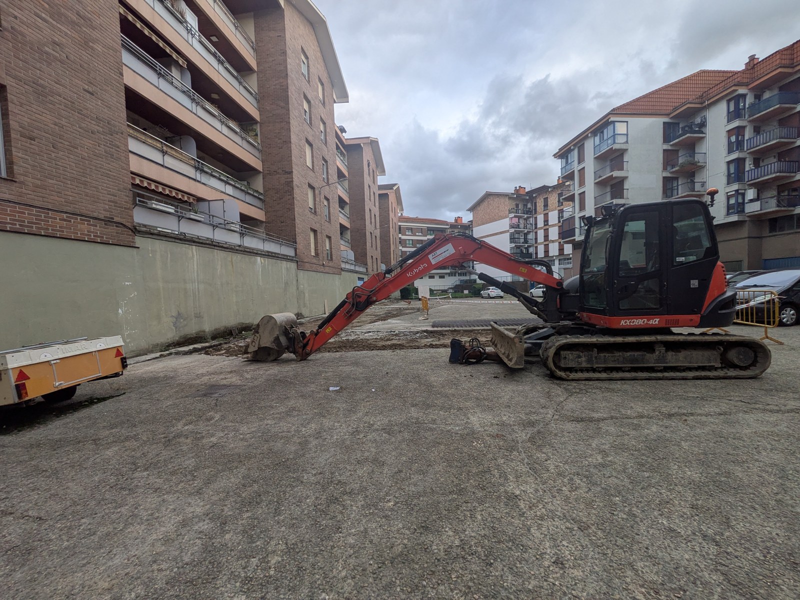 Agirre auzoko plazako lurzorua berritzeko lanak hasi ditu udalak
