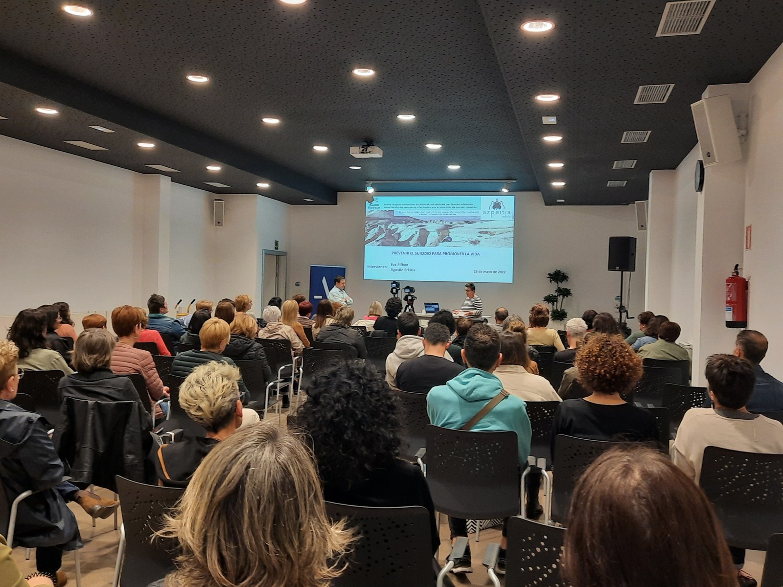 Agustin Erkizia eta Eva Bilbao, Biziraun elkarteko kideak, aritu ziren atzo osasun mentalaren inguruko jardunaldian