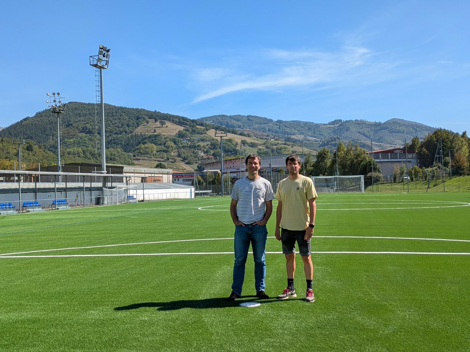 Amaitu dituzte Garmendipeko goiko futbol zelaiko belar artifiziala aldatzeko lanak