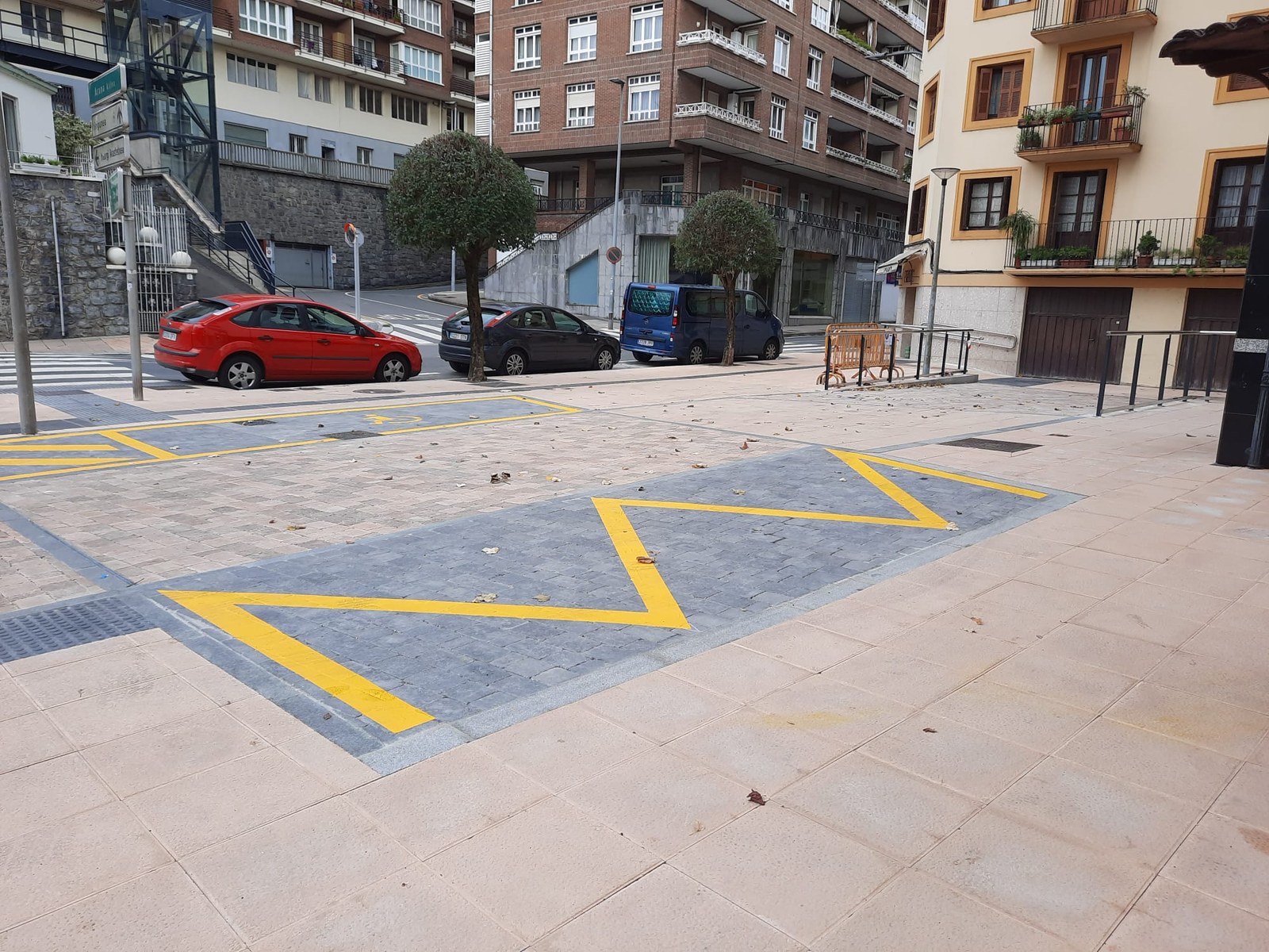 Arana 17 eta 19 etxe-atarien plazatxoa, eraberrituta Arana 17 eta 19 etxe-atarien plazatxoa, eraberrituta