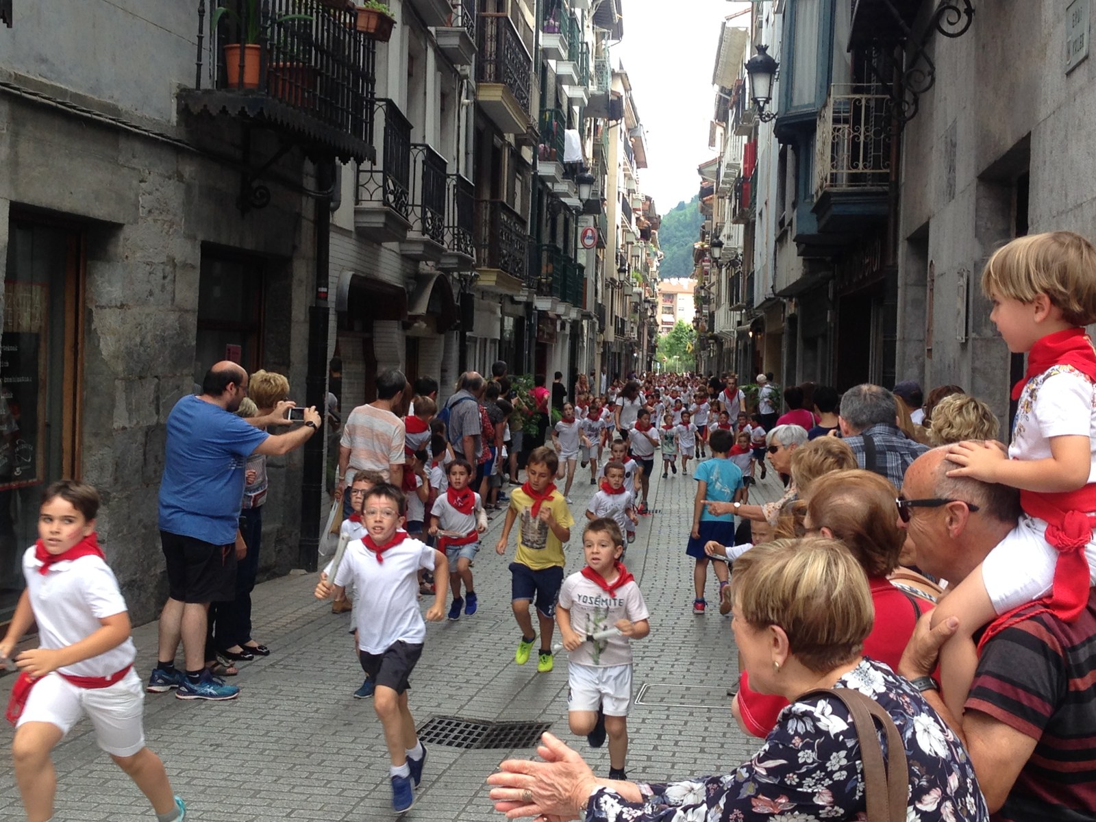 Aterpean ospatuko dute udalekuetako haurrek San Fermin Txiki Eguna