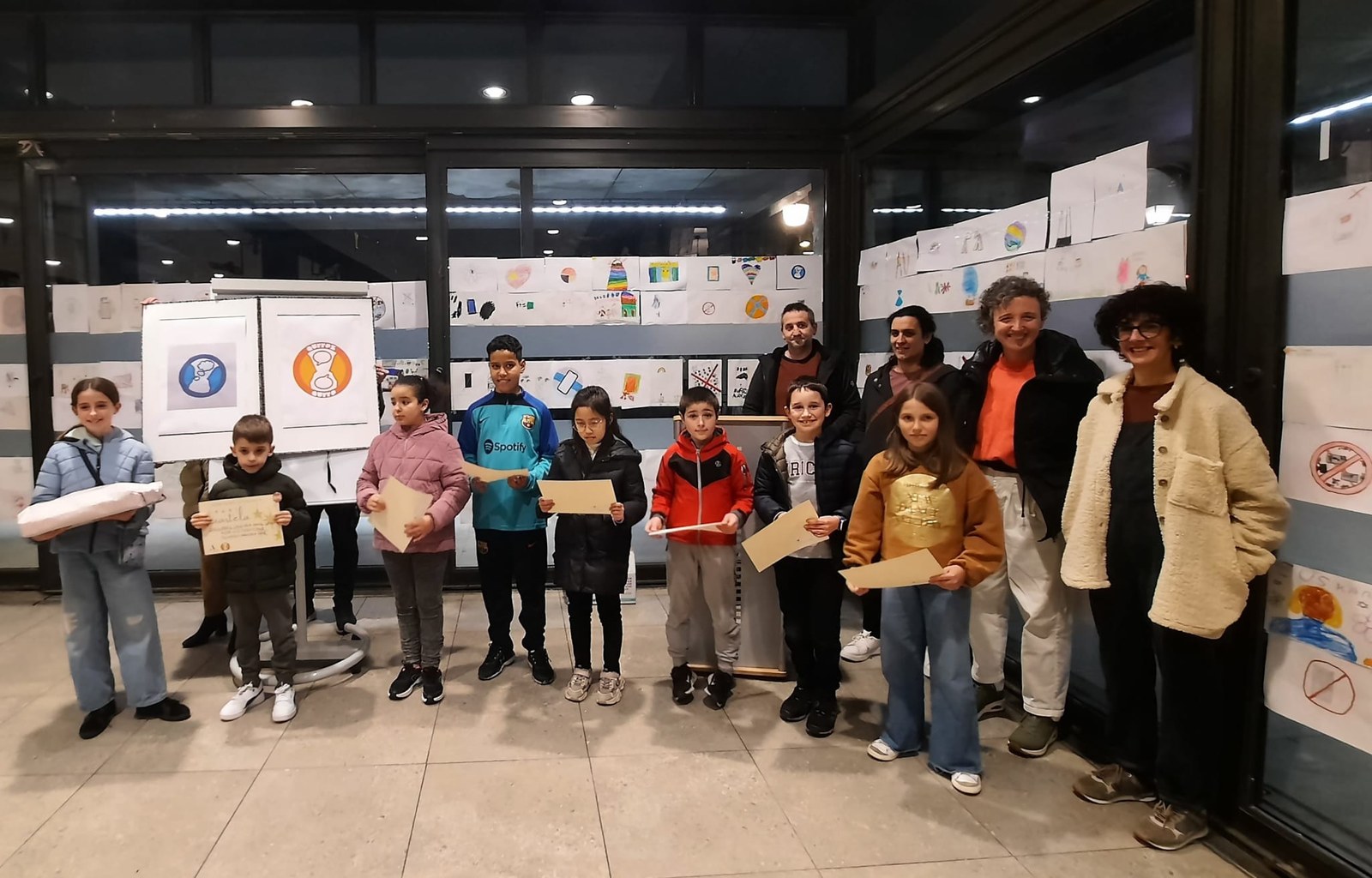 Aurrez Aurre taldeak badu logoa