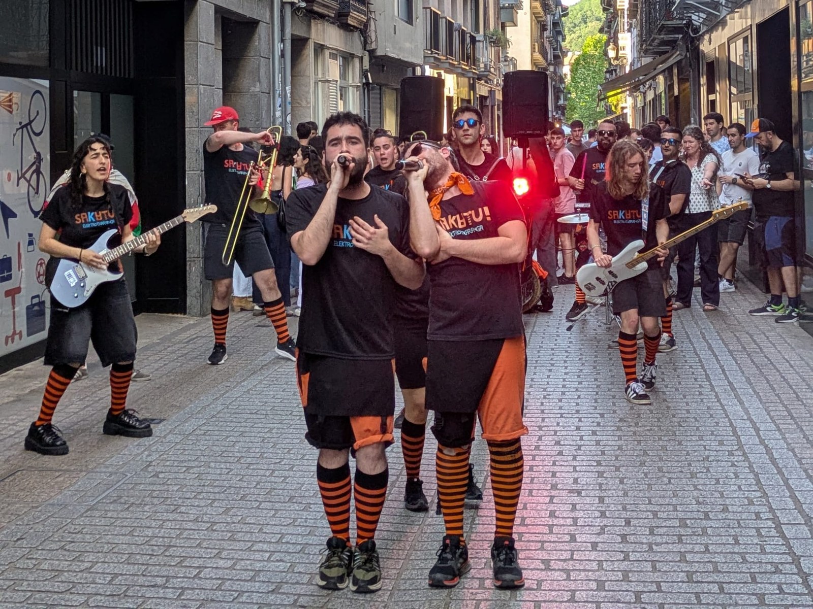 Aurtengo elektrotxaranga lehiaketan, Sakatu! txapeldun