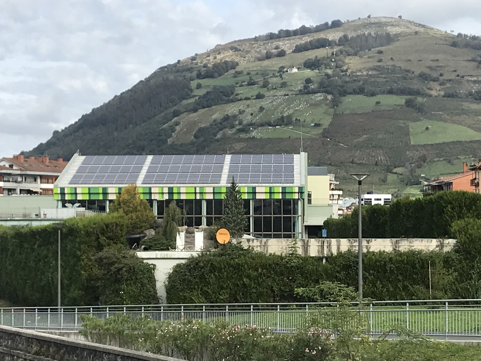 Azpeitiko Udalak 491.567 euro jasoko ditu Udal Igerilekuan eraginkortasun energetikoa hobetzeko eta eguzki sorgailu fotovoltaikoaren bidez energia berriztagarriak instalatzeko