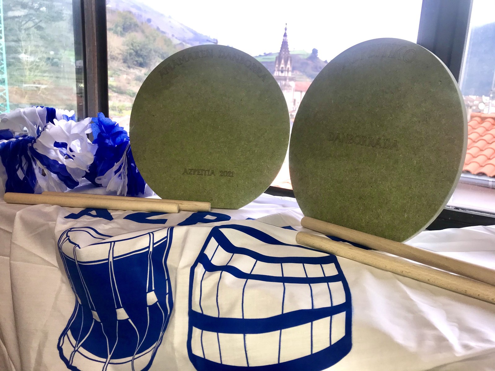 Balkoietarako apaingarriak eta txapak jaso ditzakete herritarrek