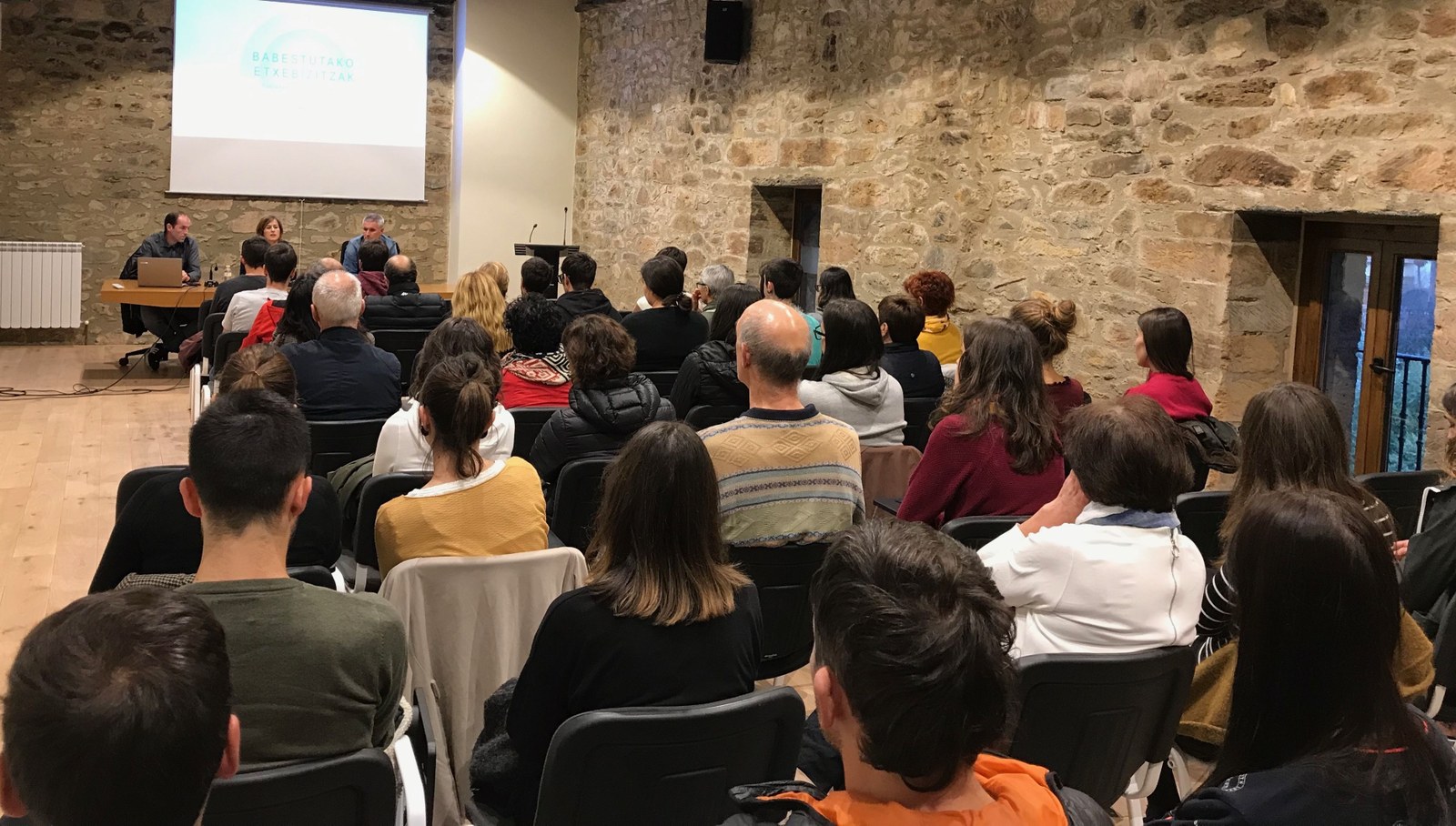 Basazabalgo aretoa bete zen, Esklabak Iturzulo eremuko etxebizitzen inguruko bilera informatiboan