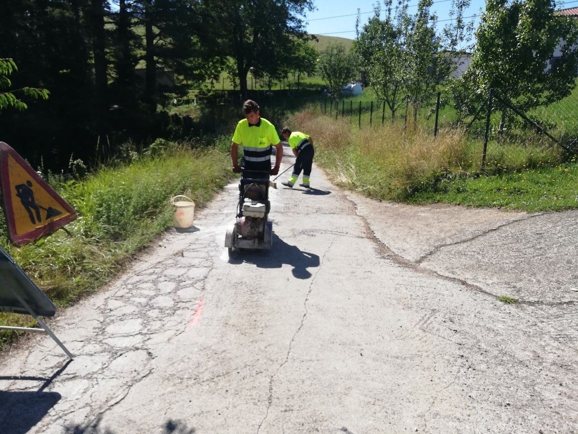 Baserri bideen konponketa lanak egiten ari dira