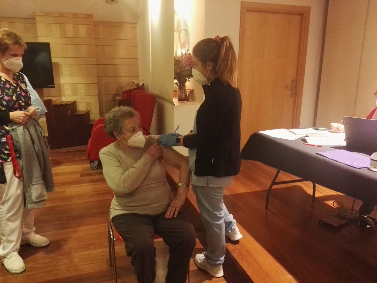 Bigarren txertoa hartuta, pauso garrantzitsua eman dute San Martin egoitzan