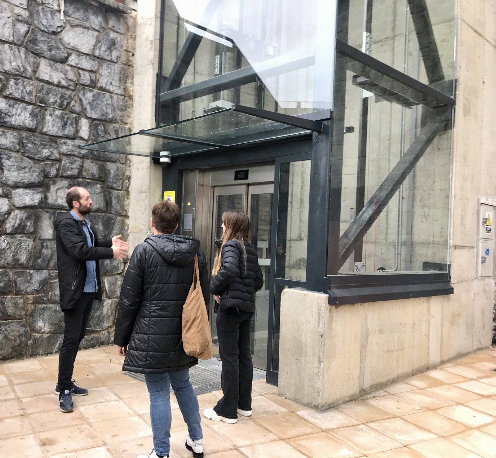 Bihartik, martxan izango da Arana eta Aranagoiko auzoen arteko irisgarritasuna hobetuko duen igogailua Bihartik, martxan izango da Arana eta Aranagoiko auzoen arteko irisgarritasuna hobetuko duen igogailua