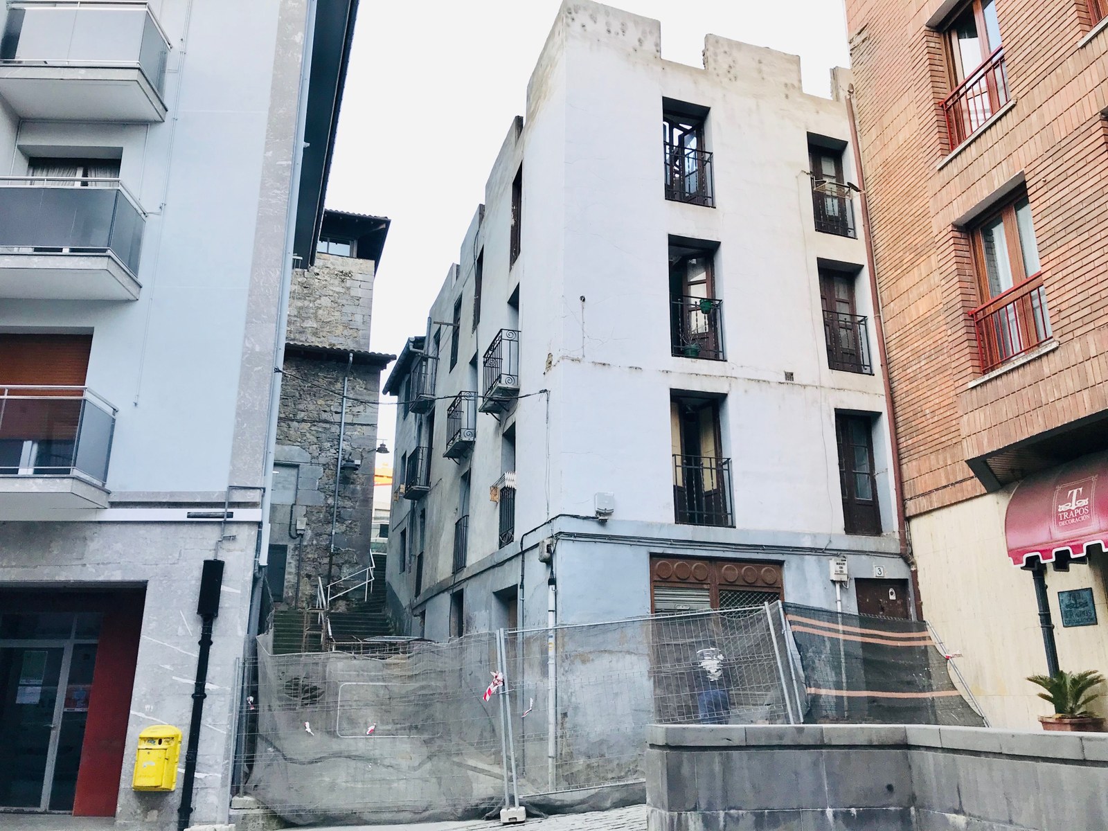 Donejakue kaleko bi etxe atari eraisteko lanak hasi ditu Udalak