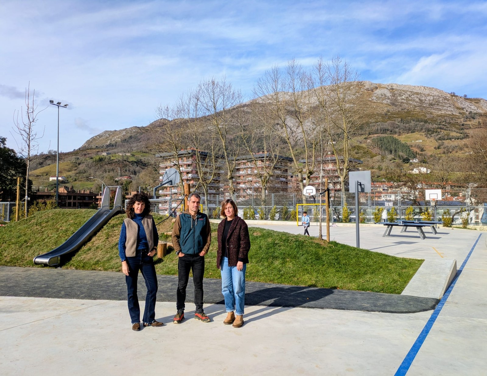 Era askotara jolasteko aukera eskaintzen duen  jolastoki berritua