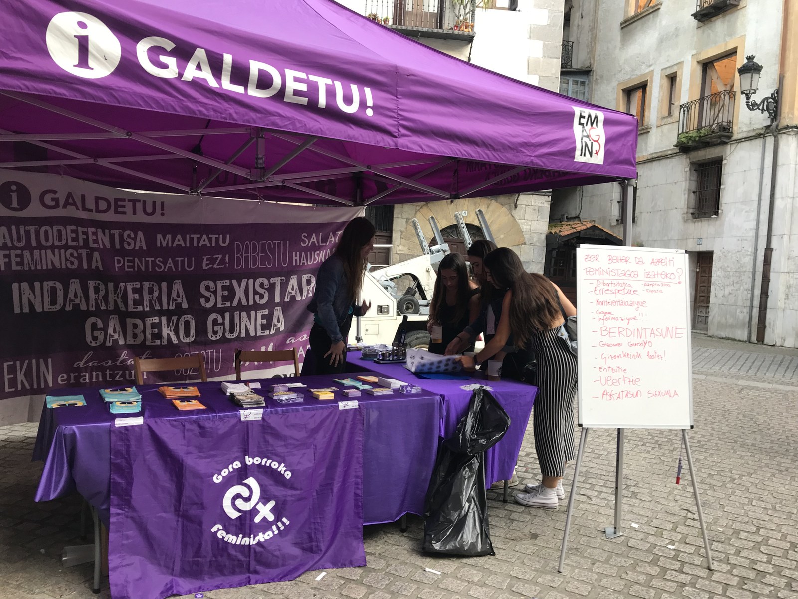 Eraso matxisten inguruko informazioa eman, kezkak argitu, aholkuak eman eta laguntza eskaintzeko gunea jarriko da Karnabaletan Plaza Txikian Eraso matxisten inguruko informazioa eman, kezkak argitu, aholkuak eman eta laguntza eskaintzeko gunea jarriko da Karnabaletan Plaza Txikian