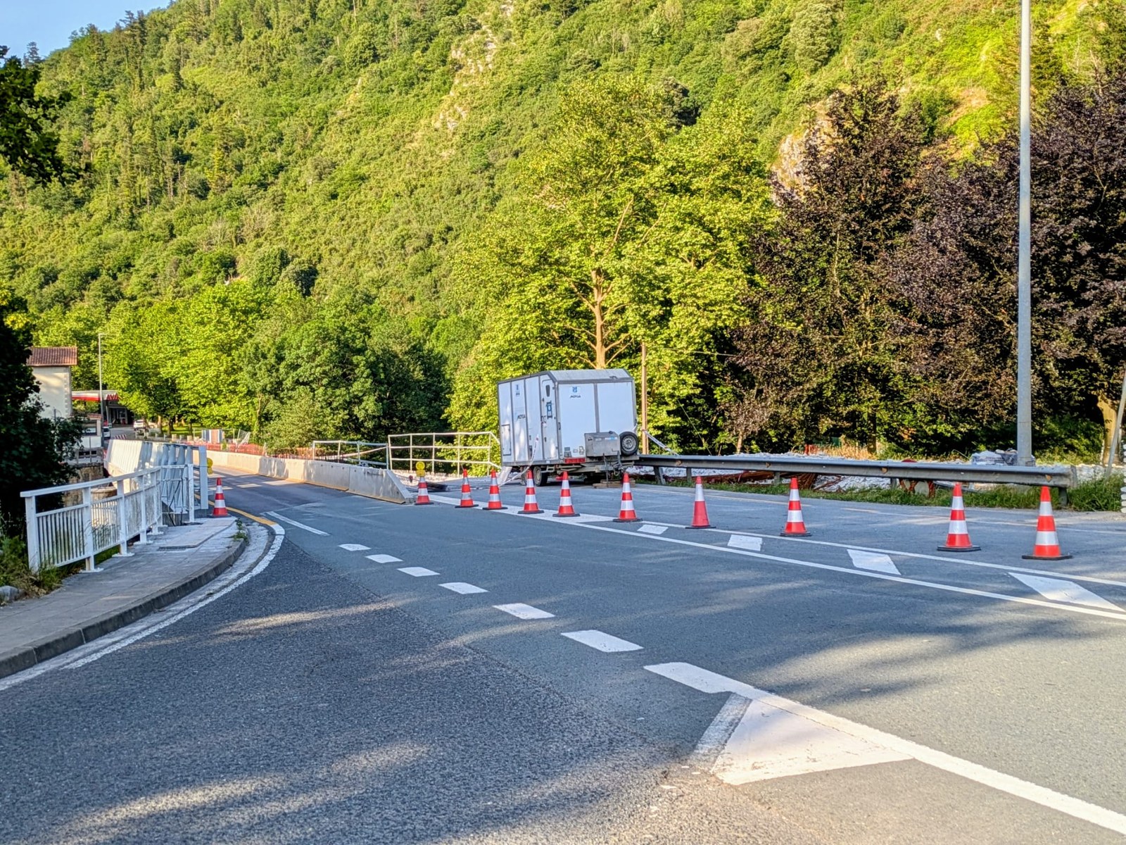 Ezkuztako zubiko obrak direla eta, asteburuan errepidea guztiz itxita  egongo da ibilgailu pribatuentzat
