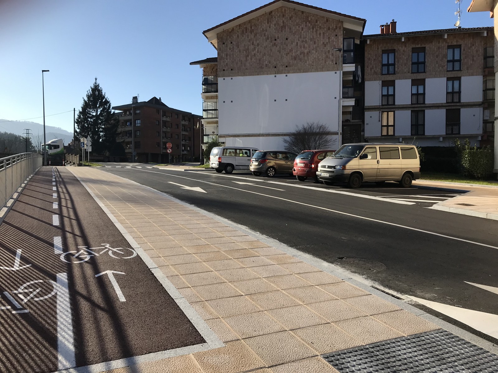 Garmendi auzoko 9 eta 13 etxeatarien arteko urbanizazioa berrituta