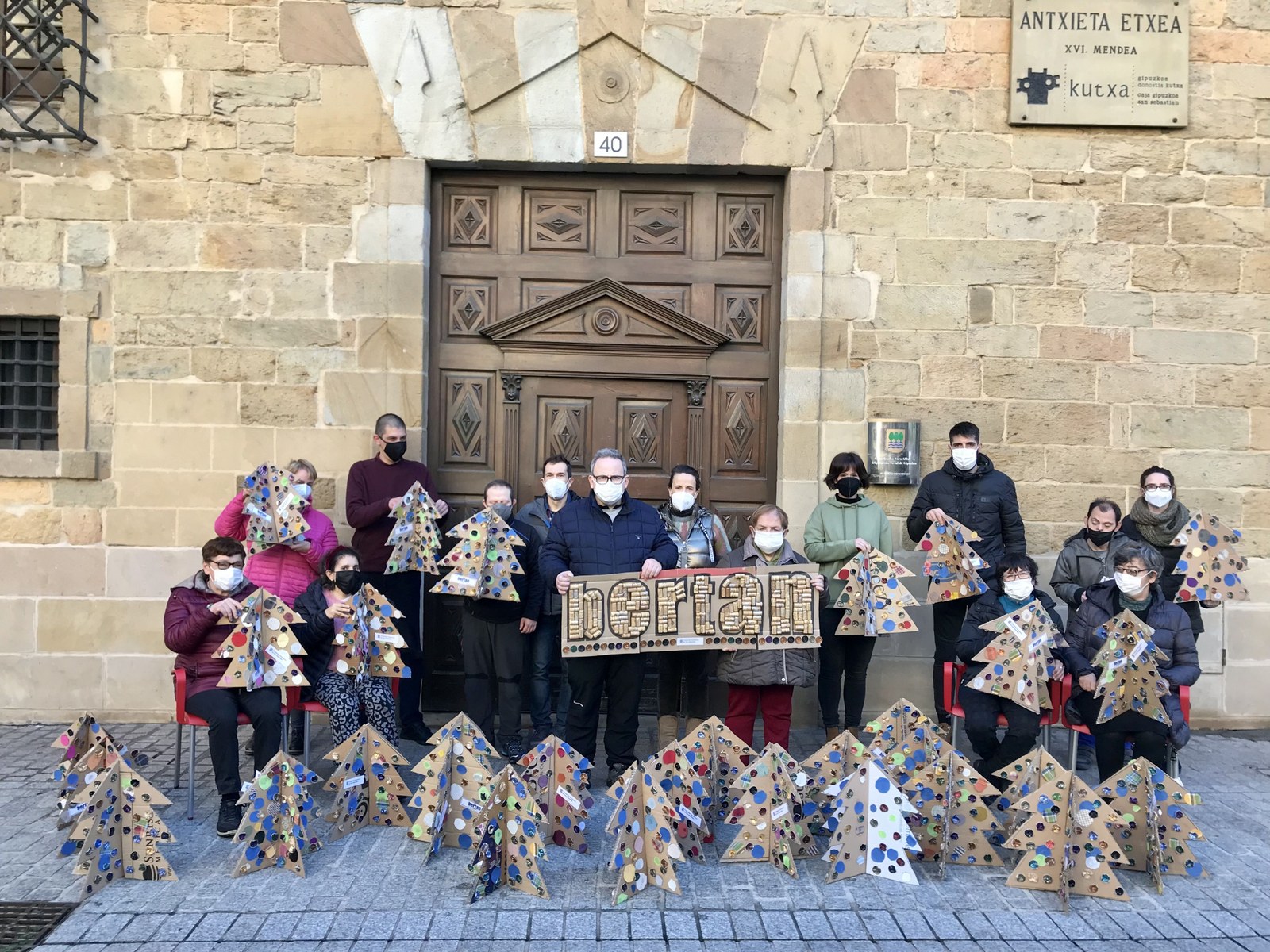 Goienetxeko kideek eskuz eginiko Gabonetako apaingarriak, herriko txoko desberdinetan