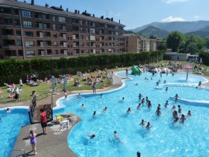 Hasi bainujantziak prestatzen, kanpoko igerilekua zabaltzear