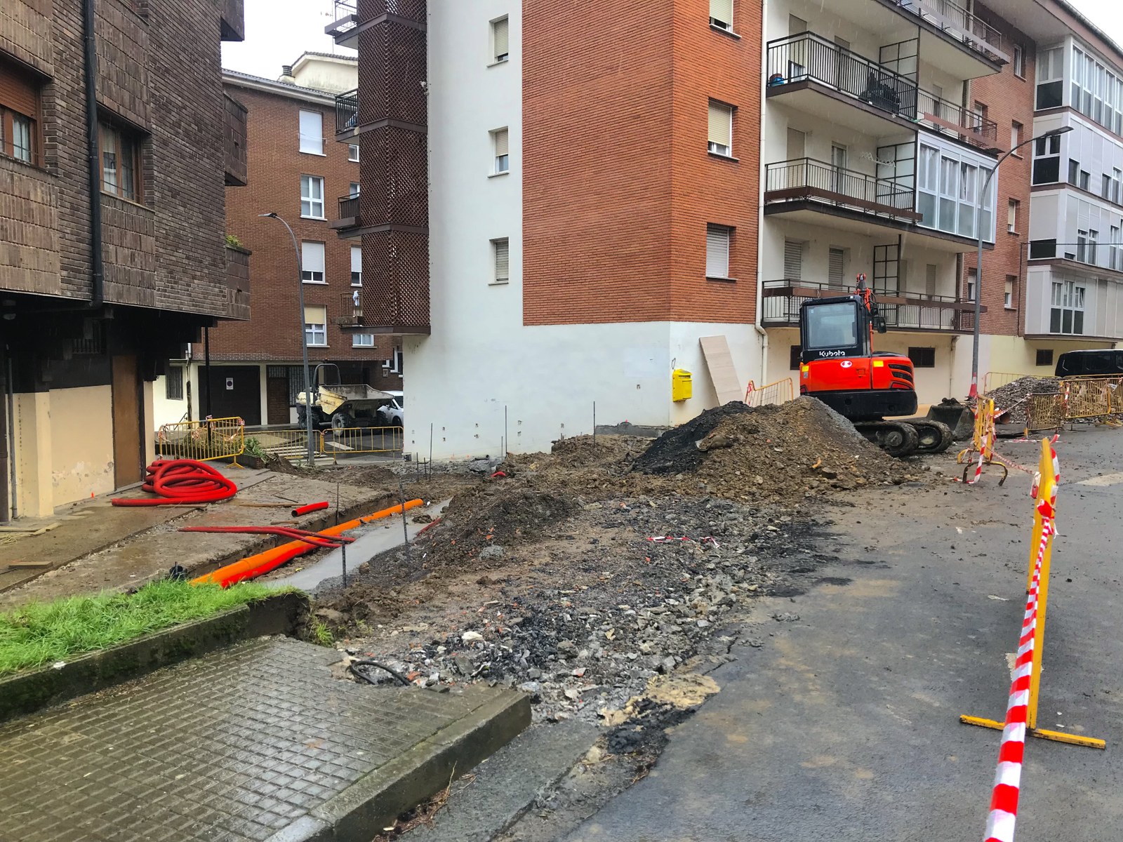 Hasi dira Aranagoikoa 10 eta 15 etxe-atarien arteko irisgarritasuna hobetzeko obrak