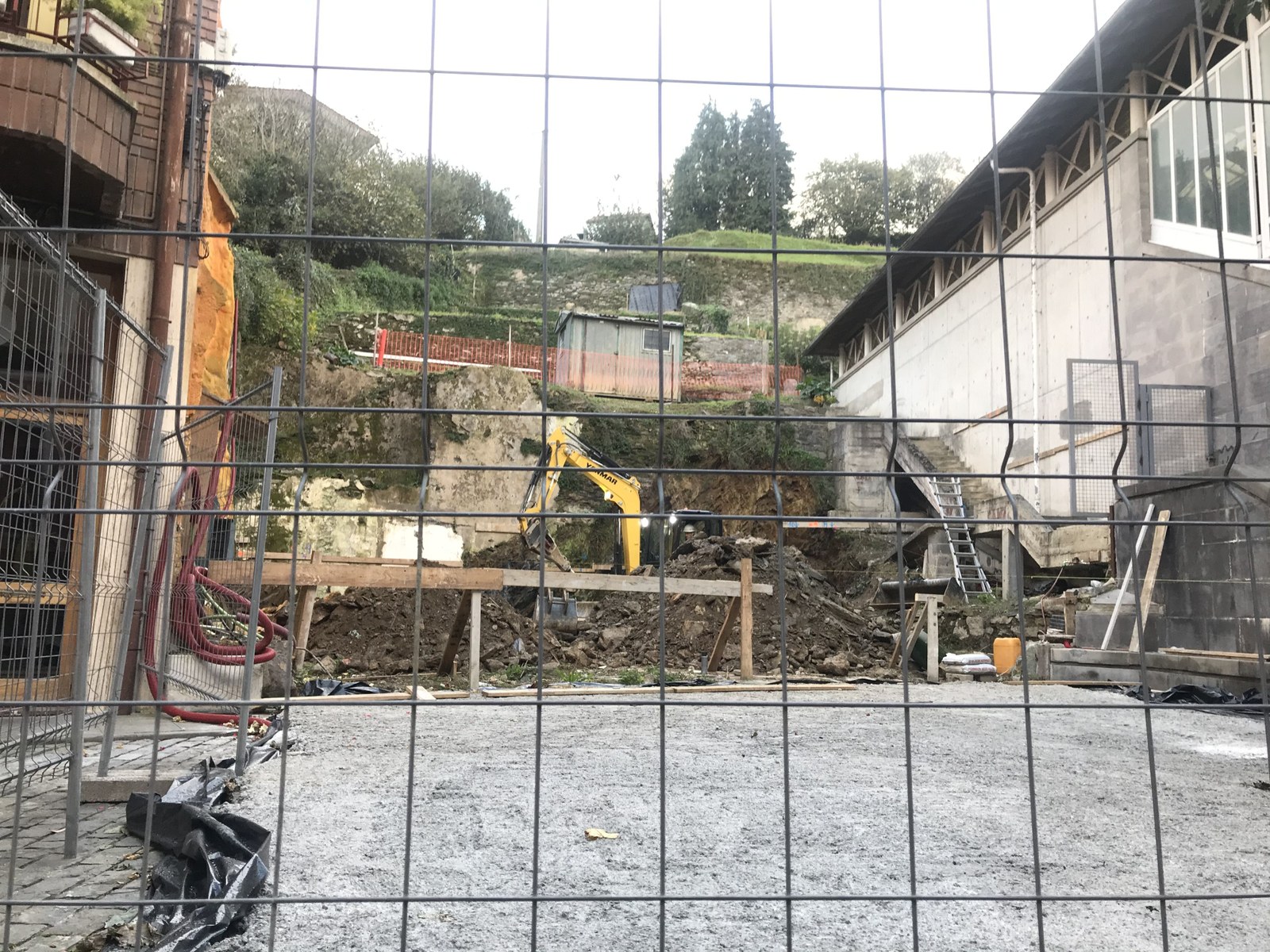 Hasi dira Done Jakue kaleko babestutako etxebizitzak eraikitzen