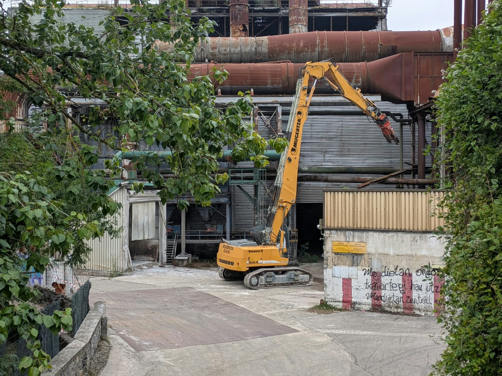 Hasi dituzte Corrugados Azpeitiaren instalazioak  eraisteko lanak