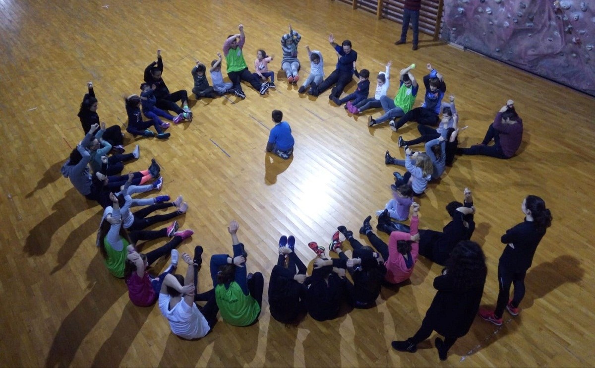 Haur eta helduek elkarrekin aisialdiaz gozatzeko helburuz sortu da Jostorratz ekimena