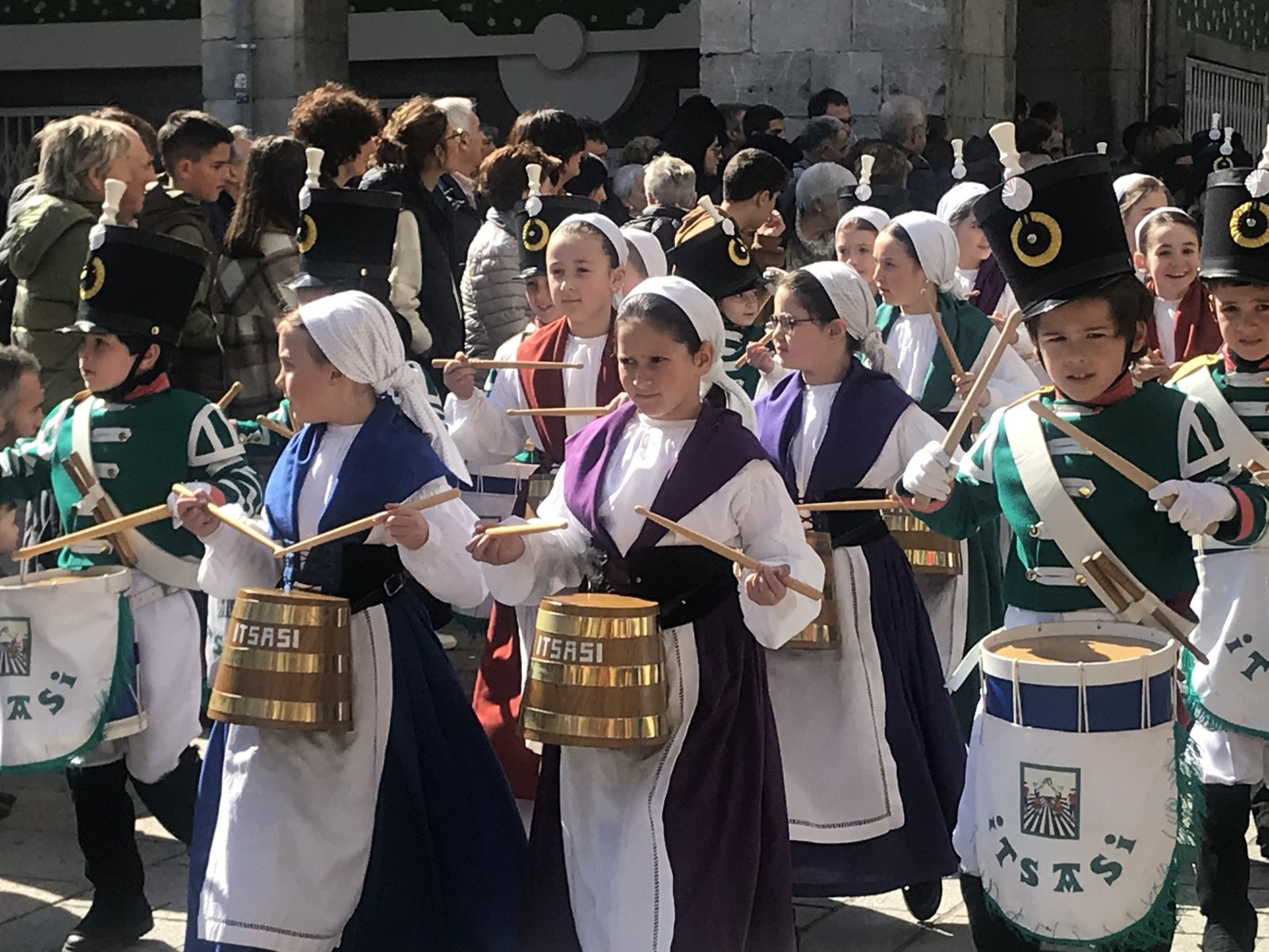 Haurren danborrada San Sebastian Egunean egitea adostu dute