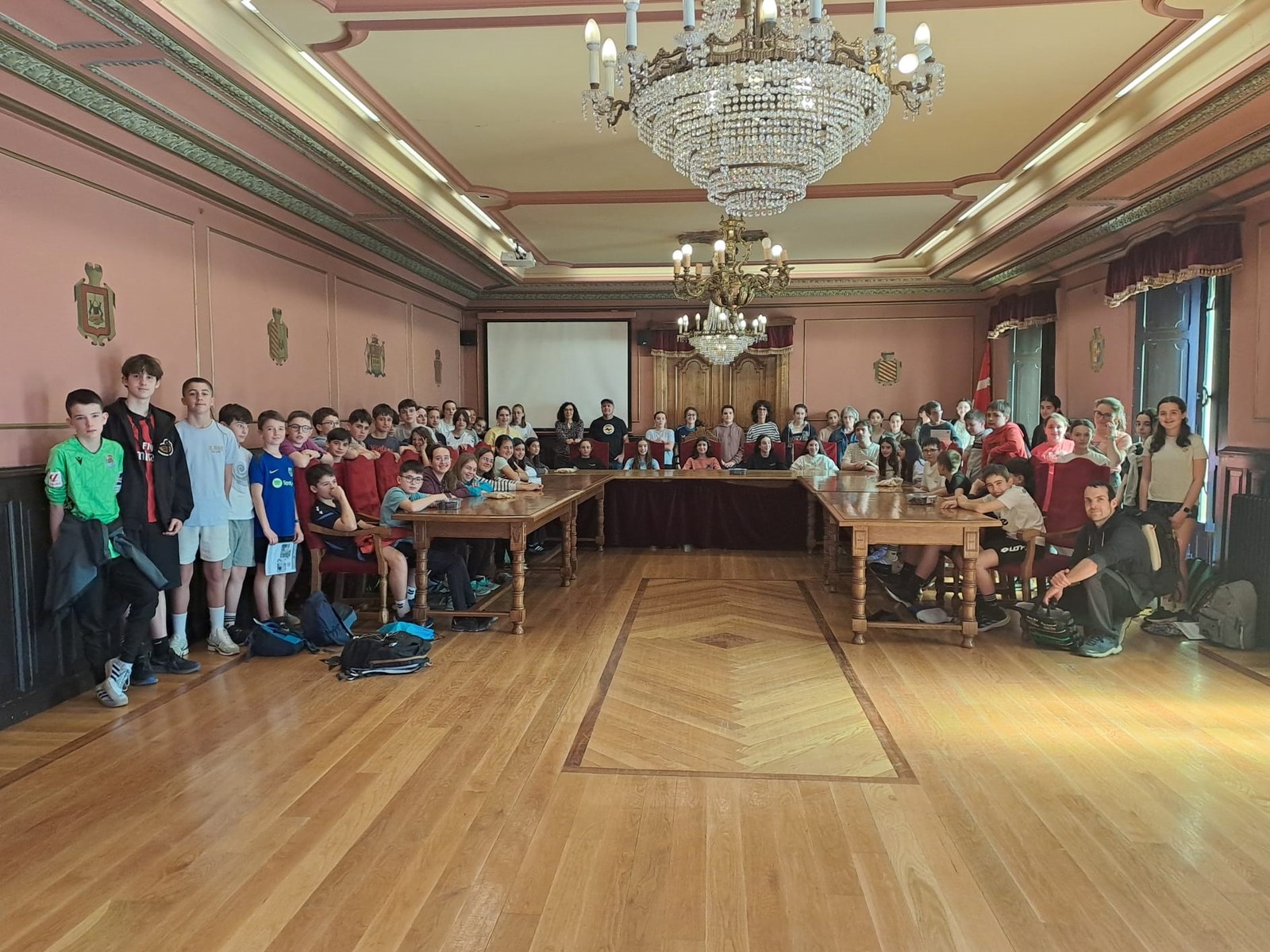 Hazparneko Elhuyar kolegioko eta Azpeitiko Izarraizpe ikastolako ikasleak, udaletxean