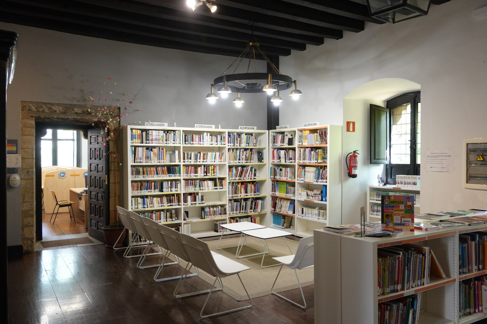 Hirigintzako eta liburutegiko administraria kontratatuko ditu udalak aldi baterako