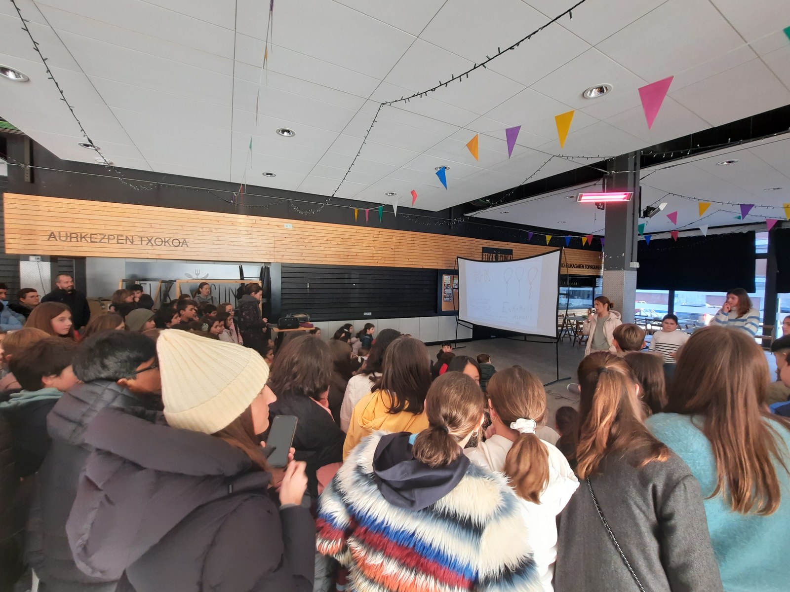 Igandeetan, gaztetxoentzako Neguko Topaleku bihurtuko da Azoka Plaza