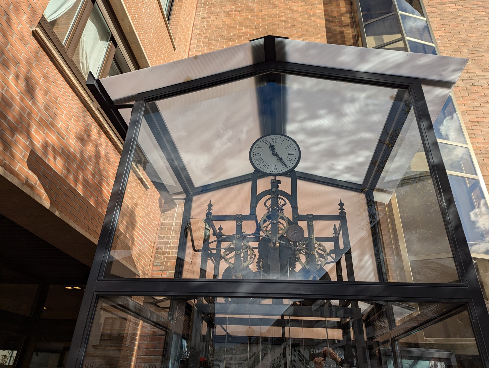 Ikusmina piztu du San Martin egoitzako erlojuaren inaugurazioak