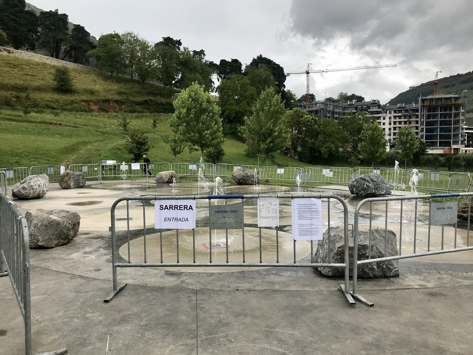Izarraizko atea parkeko ur txorroak martxan dira eta jolas-parkea bukatzear