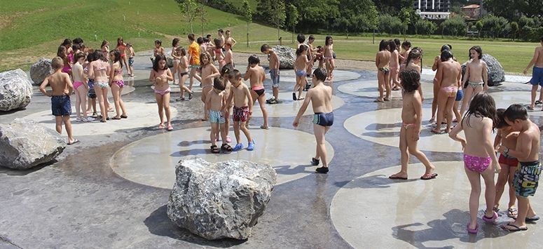 Izarraizko atea parkeko ur-txorroak zabalik dira Izarraizko atea parkeko ur-txorroak zabalik dira