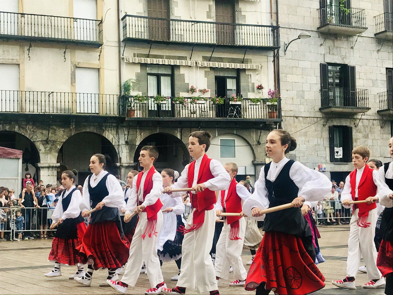 Juan Antxieta Musika Eskola eta Luix Beltzaren ikuskizunerako gonbidapenak eskuratu daitezke dagoeneko
