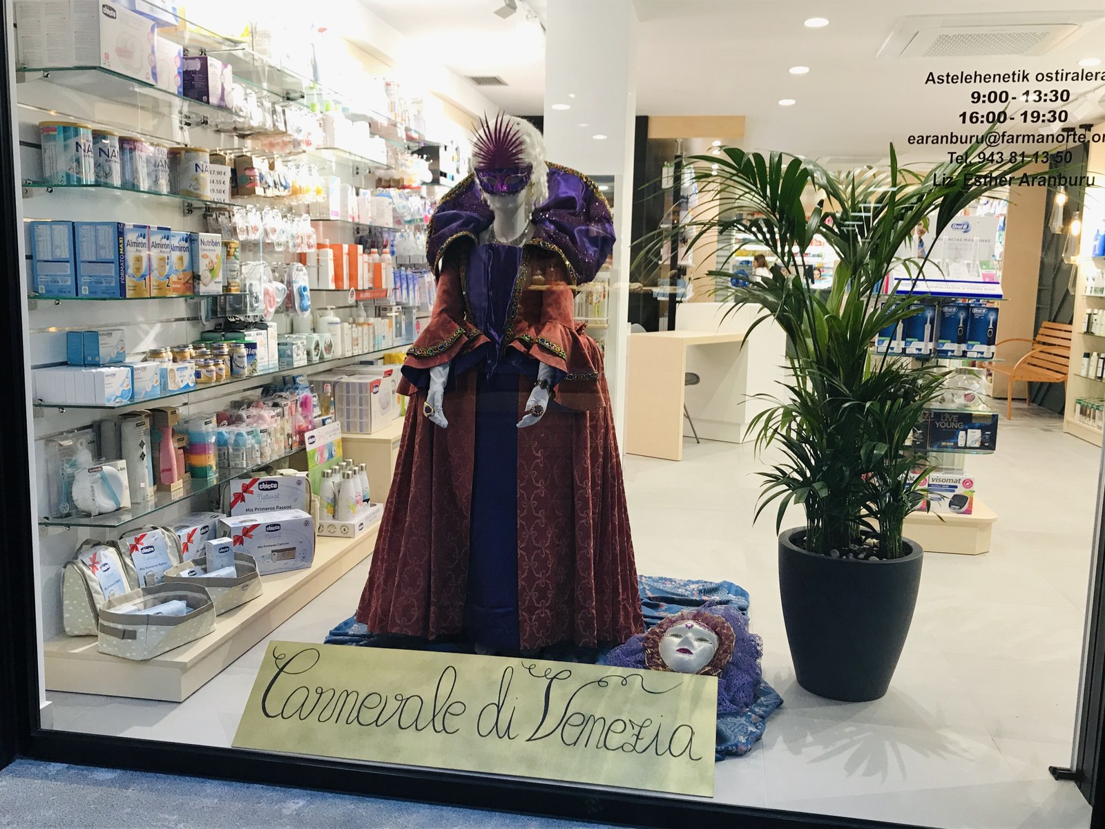 Karnabalak iristear direla eta, erakusleihoak apainduta eta erosketa bonoen zozketa abian