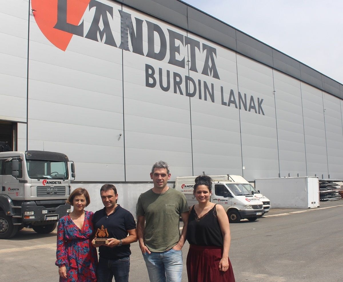 Lan munduan ere euskararen normalizazioa bultzatzeko egiten duten lana aitortu eta eskertu dio Udalak Landeta Burdin Lanak enpresari