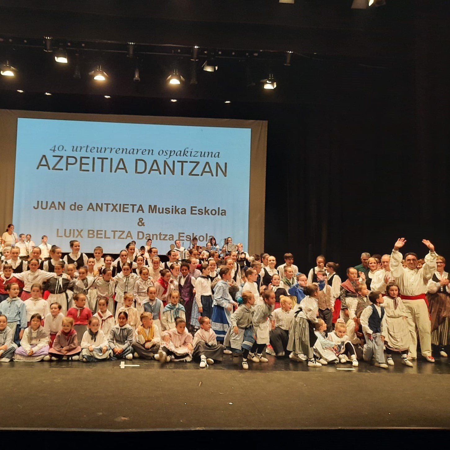 Lau emanaldirekin dator aurtengo Azpeitia Dantzan Lau emanaldirekin dator aurtengo Azpeitia Dantzan