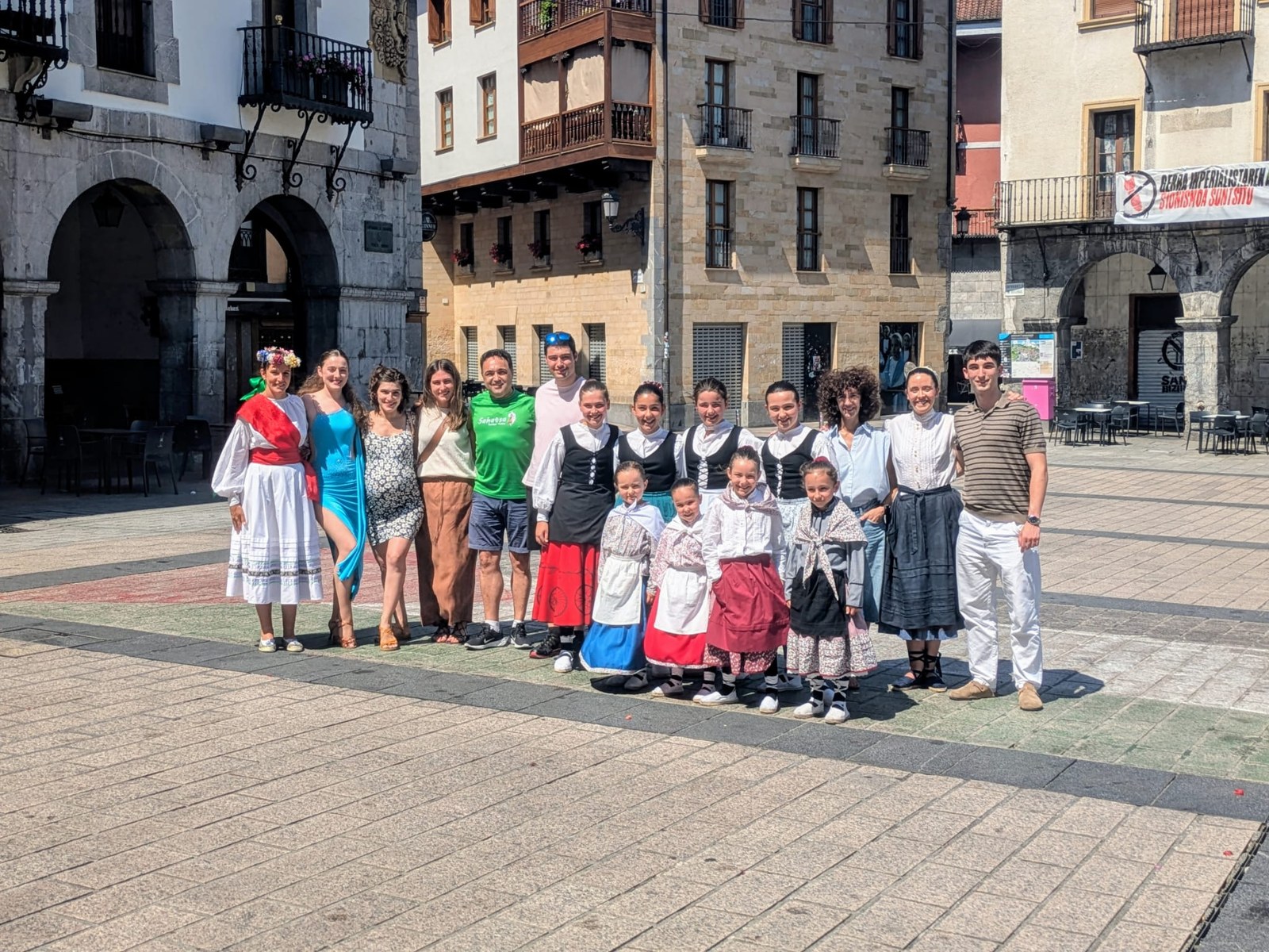Lau emanaldirekin dator Azpeitia Dantzan programa