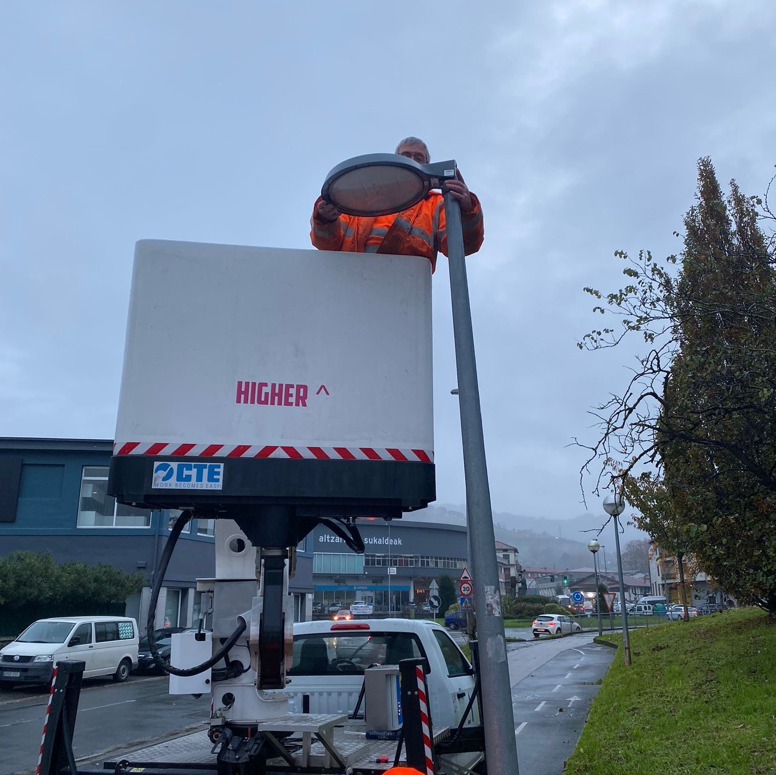 LED teknologiako argiak jartzen ari da udala herriko sei luminariatan