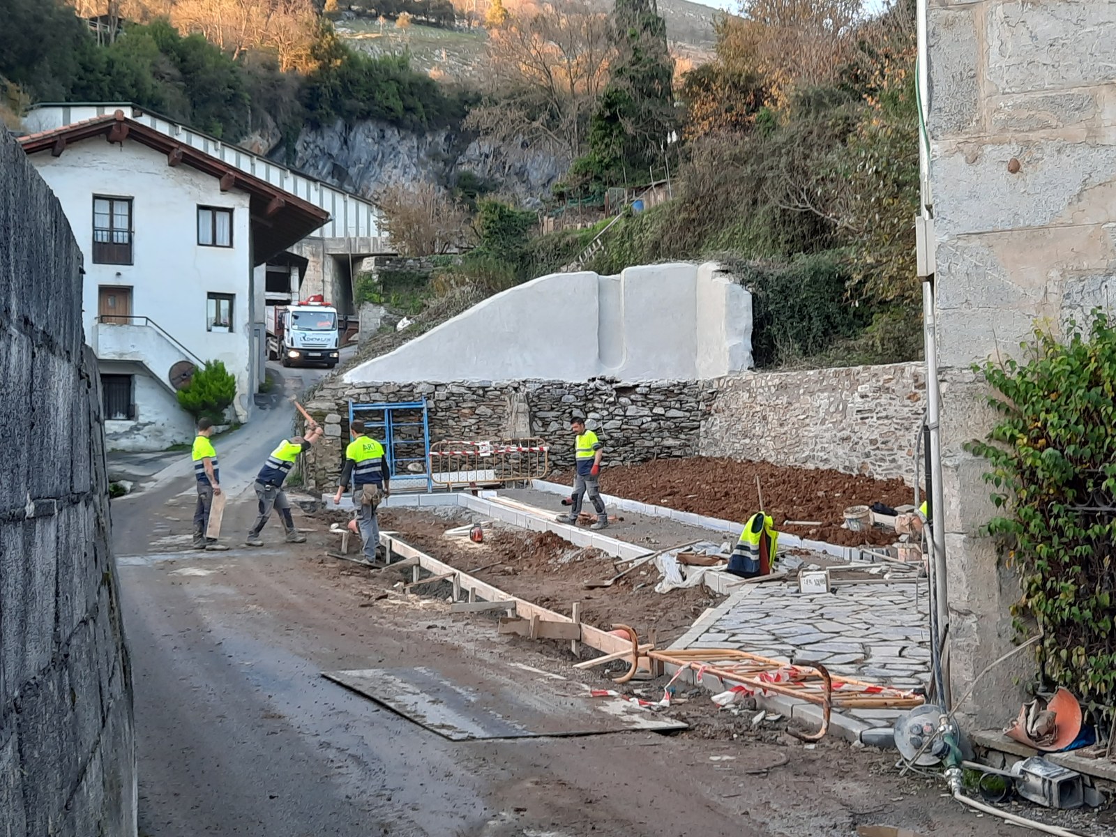 Madalenako baselizaren ingurua eraberritzen ari da udala