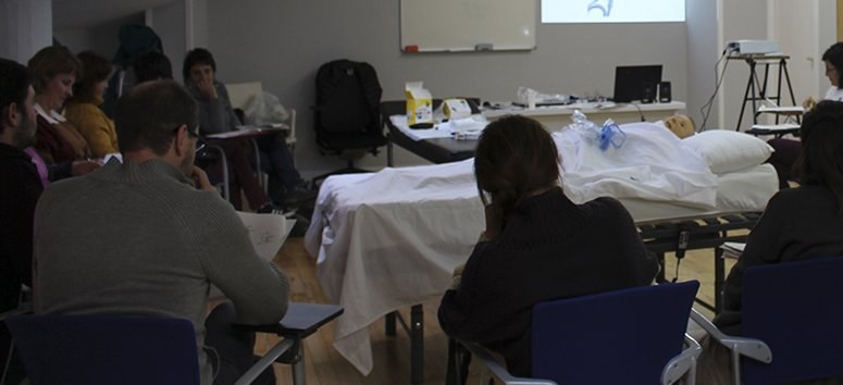 Mendeko pertsonei gizarte-erakundeetan gizarte -eta osasun- arreta emateko ikastaroan izen ematea ireki da