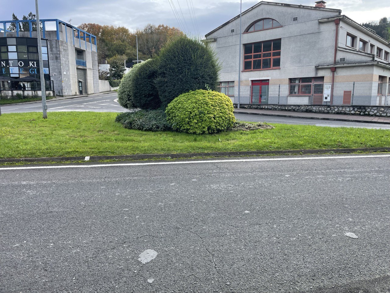 Oinezkoen segurtasuna hobetzeko lanak, suhiltzaileen egoitzaren ondoko eremuan