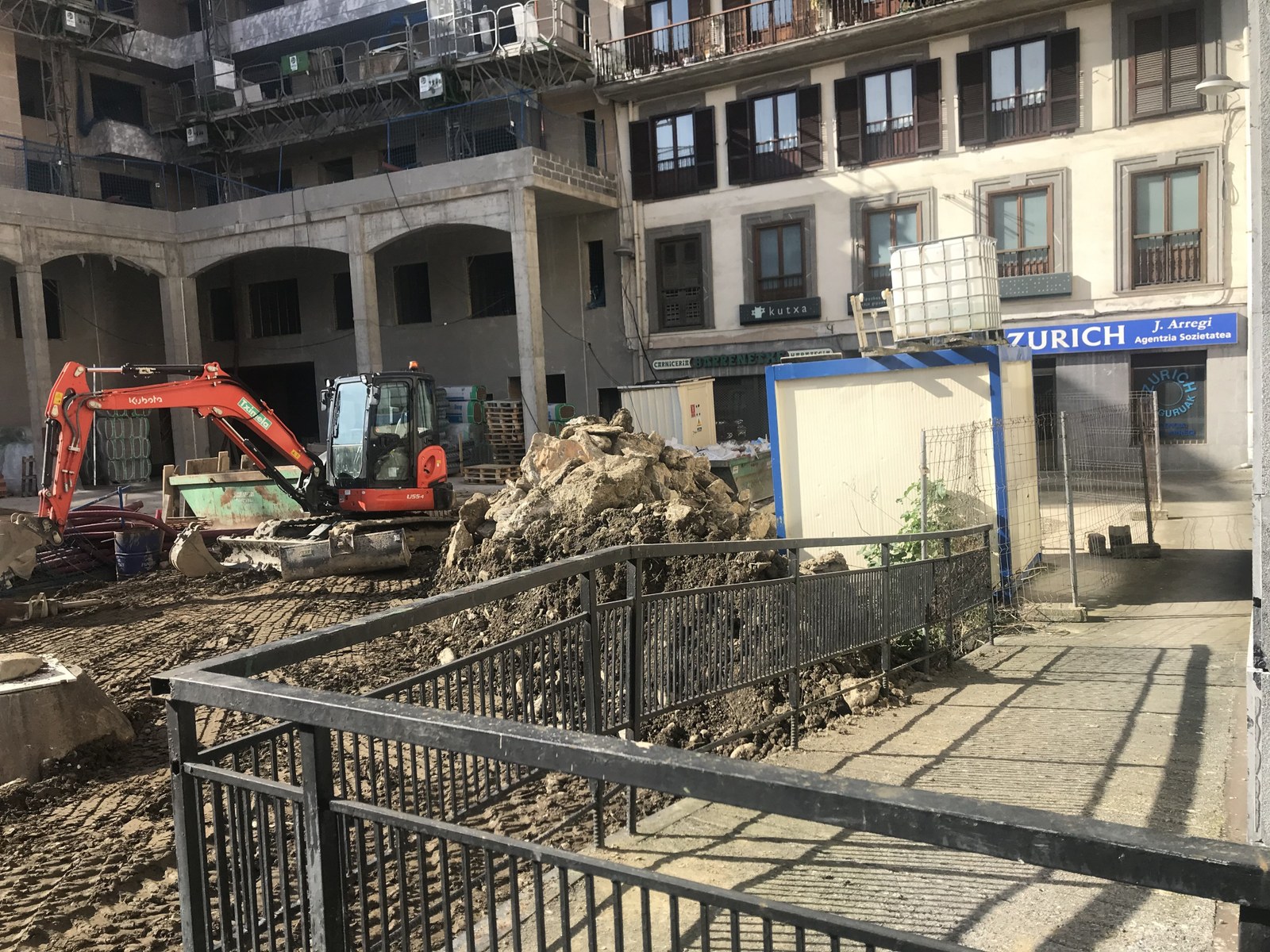 Plazatik Goiko Kalerako ibai ondoko pasabidea itxiko dute Alberdieneako obrak direla eta