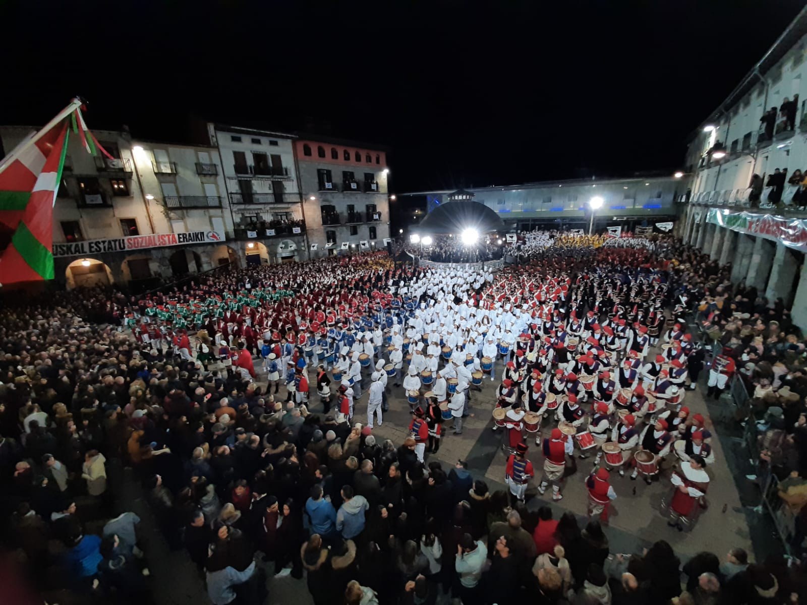 Sansebastian bezperan eta egunean danborrada udaletxetik ikusteko zozketan eman daiteke izena Sansebastian bezperan eta egunean danborrada udaletxetik ikusteko zozketan eman daiteke izena