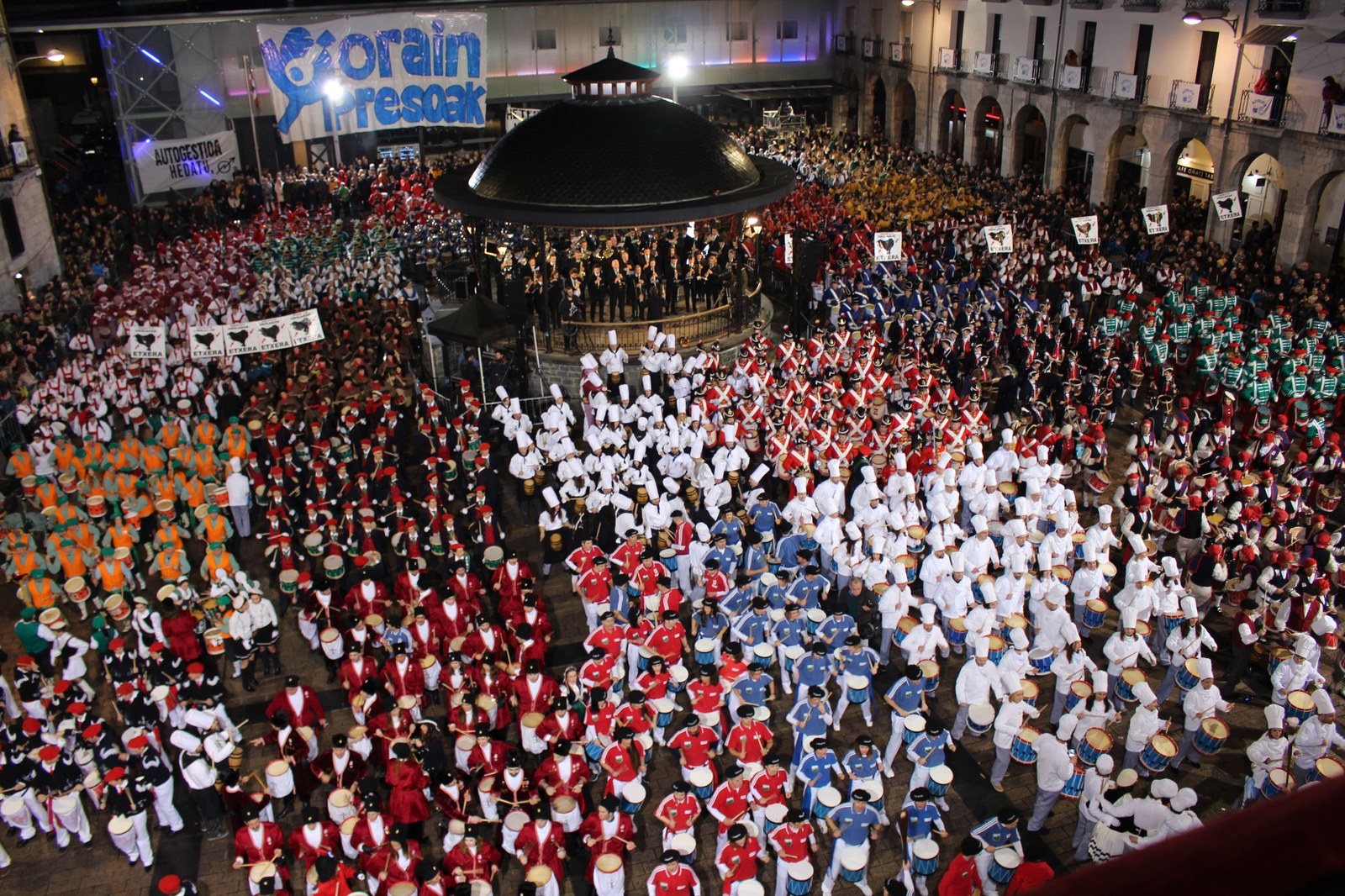 Sansebastianetako bandera igoera eta jaitsiera udaletxeko balkoitik ikusteko aukera izango dute herritarrek aurten