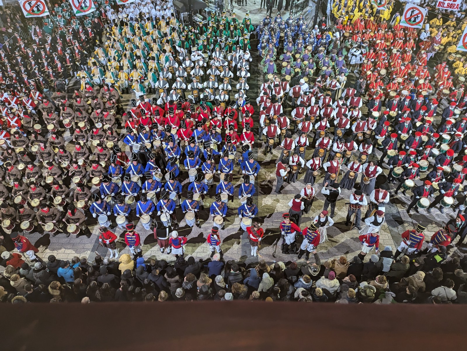 Sansebastianetako banderaren igoera edo jaitsiera  udaletxeko balkoitik ikusi nahi?