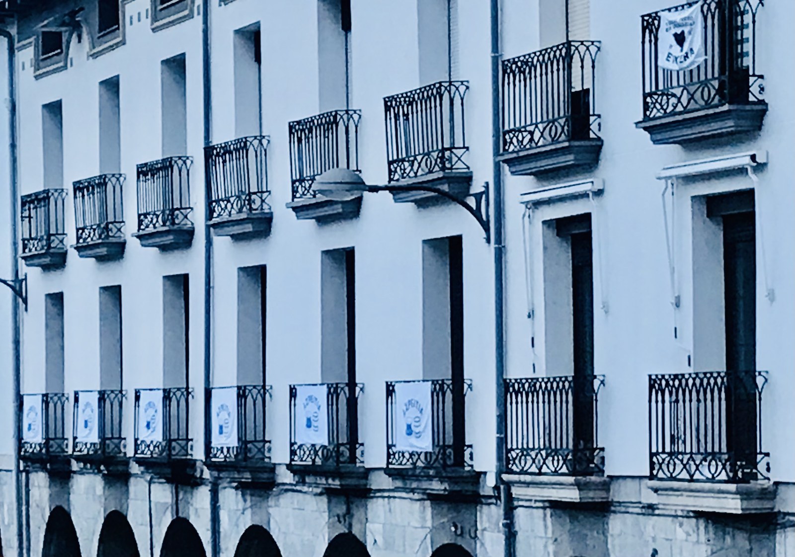 Sansebastianetan balkoiak apaintzeko banderak salgai daude