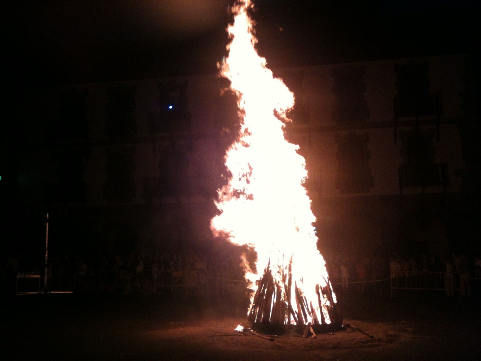 Udako solstizioa ospatzeko, suaren bueltan festa