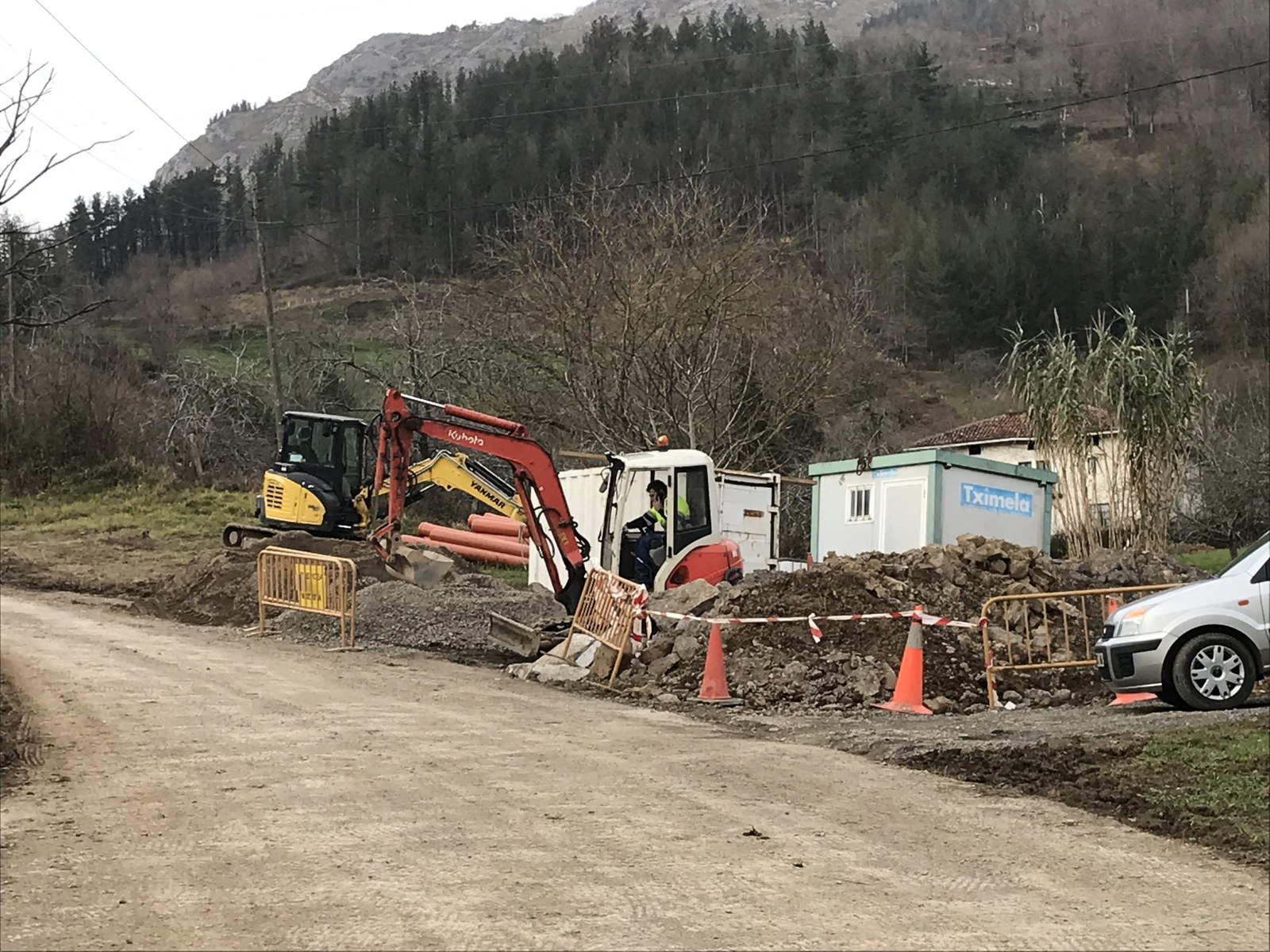 Uraren saneamendua hobetzeko lanak egiten ari dira Olatz auzoan