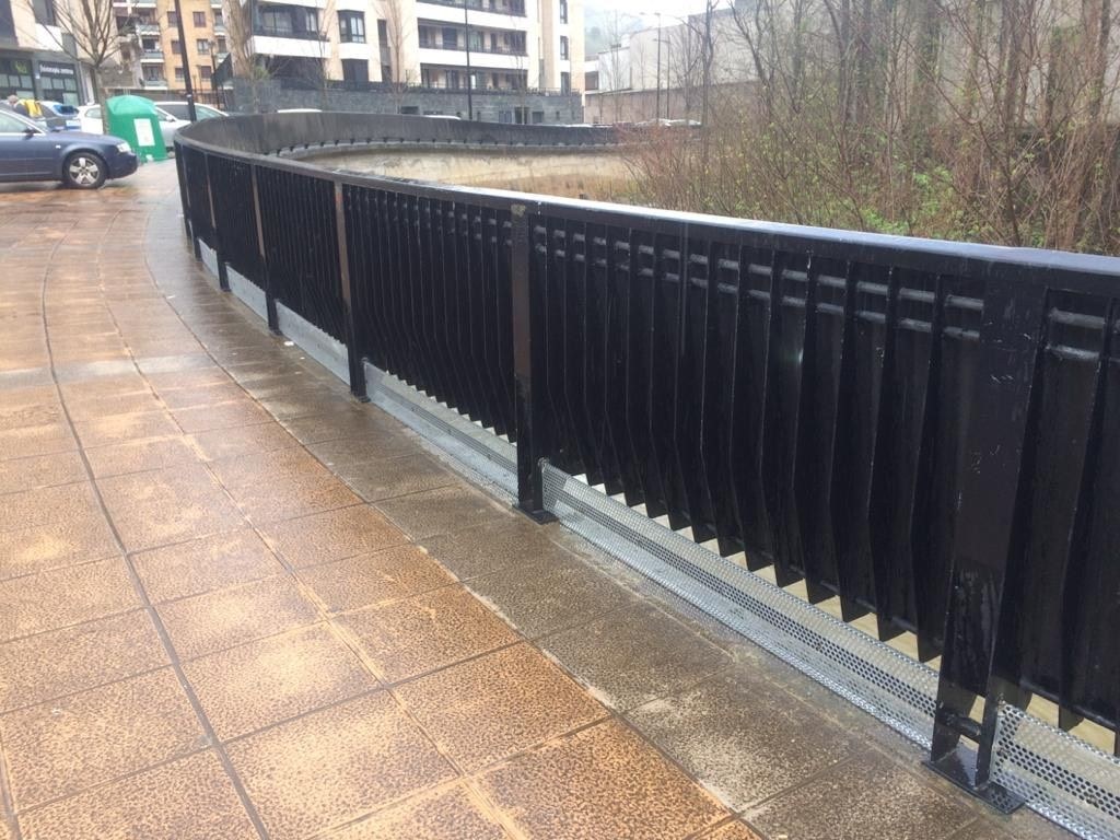 Urola ibaia hondakinetatik babesteko burdin-sareak ipintzen segitzen du Udalak